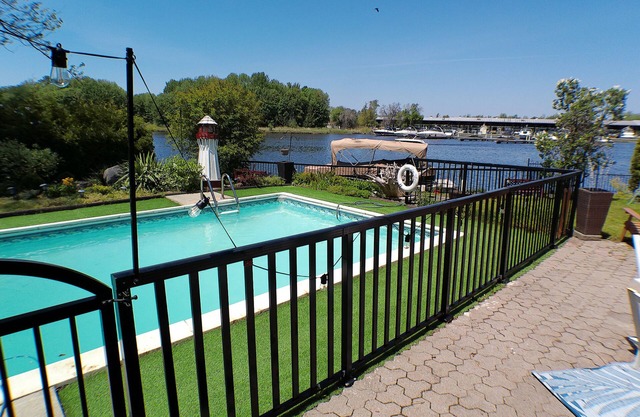 Gorgeous Spa Waterfront Cottage with Swimming Pool, Sauna, HotTub, Massage Chair