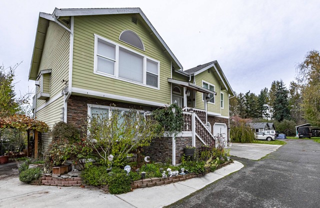 Gorgeous, spacious 2 floor home 3.5 miles from Airport