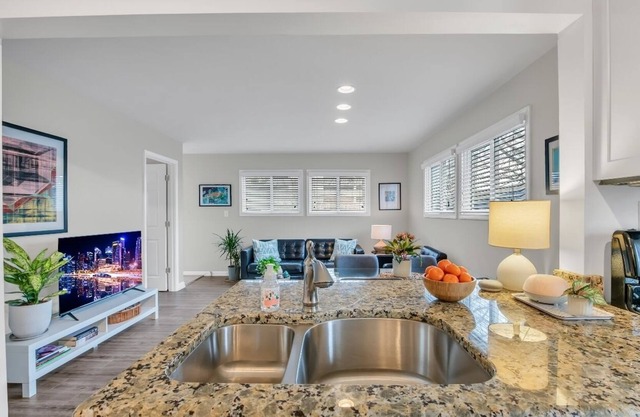 Gorgeous, Spacious Home- Royal Oak/Birmingham/Beaumont Hospital!