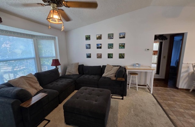 Grab your family, pups and your BOAT, this Weeki Wachee home sleeps 6!