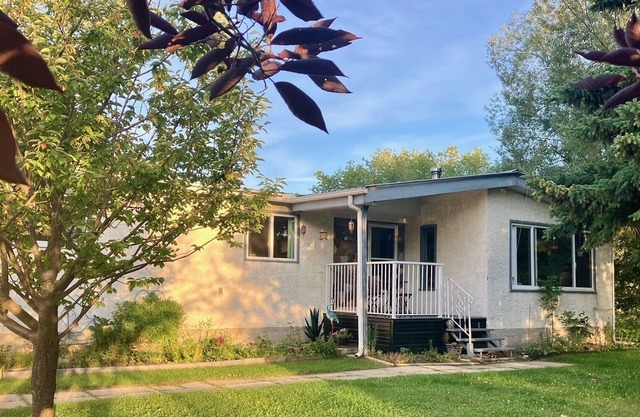 Grammie's House by Pigeon Lake, enjoy the peace & quiet minutes from the lake.