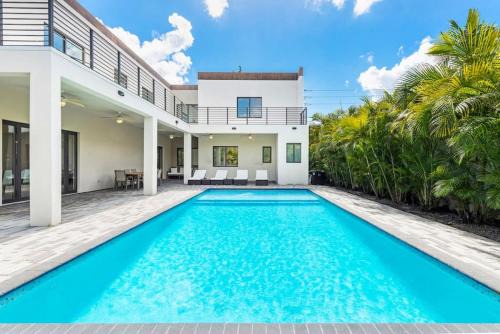 Granada Modern Luxury in Massive Mansion with Heated Pool
