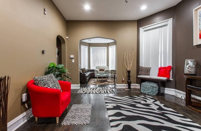 Grand 2 bedroom Greystone near UofC 300MBPS