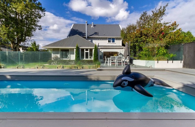 Grand 5 Bedroom Villa in Fendalton Heated Pool