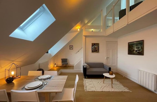 Grand appartement renové centre historique proche plages