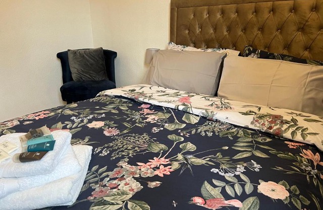 Grand Bleu - London - Next to Piccadilly Line Tube Station & Brand New Facilities