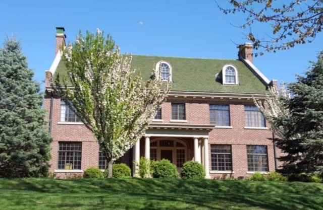 Grand Home for 14 - Country Club Neighborhood!
