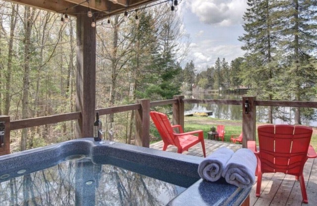 Grand Loft | Lake | Pool Table | 2 Beds | Hot Tub