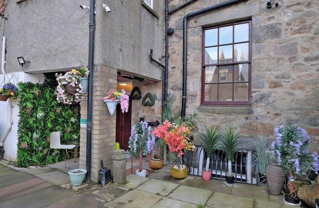 Grand Mansion, 9 Beds, Sleeps 17, Parking - Groups