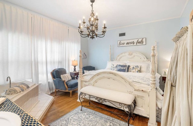 Grand Mansion-Blue Jay suite