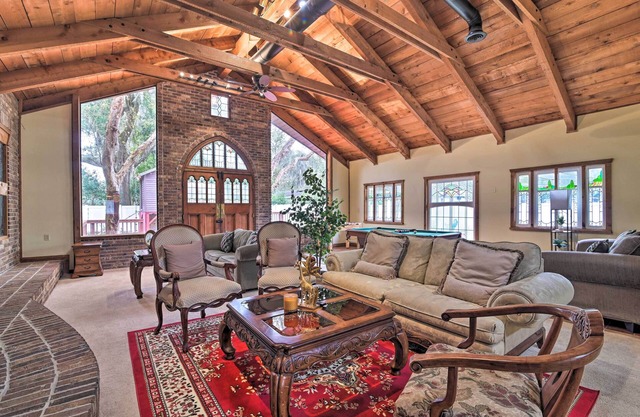 Grand Valrico Home w/Deck, Fire Pit & Yard!
