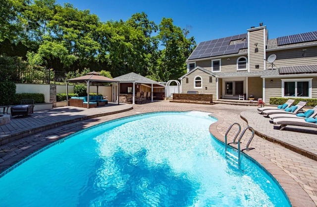 Grand Villa: Resort Style,Heated Pool,Sauna,Gym,Basketball Court