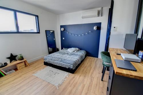 Grande chambre climatisée - Max 2 personnes - avec sanitaire complet privatif moderne proche Zénith-Atlantis