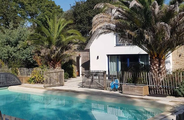 Grande Chaumière sur un Parc Clos et Arboré de 6000 m2 Avec Piscine Chauffée