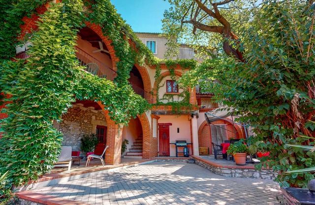 Grande Maison avec piscine et parc proche St Guilhem le Désert