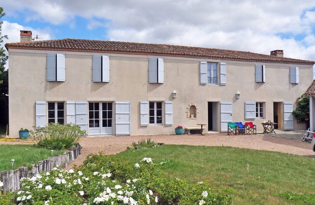 Grande Maison de Village, Piscine, Jardin Clos, 7km de la mer