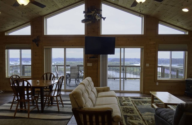 Grandview Cabin with Amazing River View - Sleeps 6 with a Hot Tub!