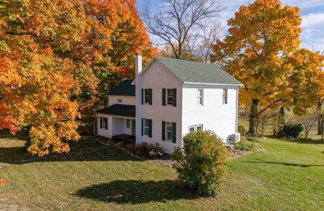 Grange Hill Farmhouse - unwind in wine country, 15 minutes from Lake Michigan