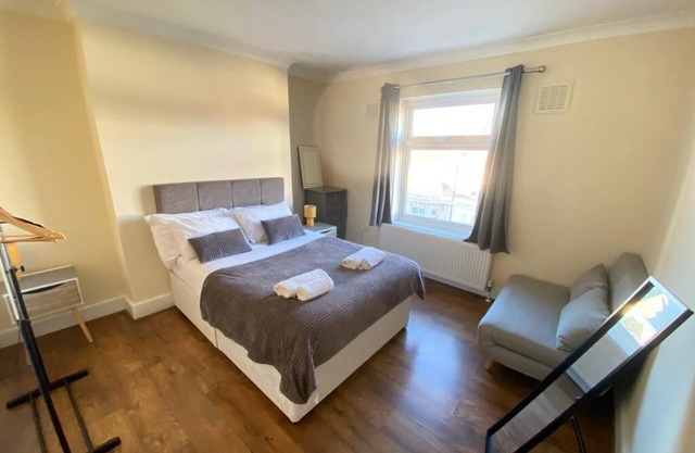 Gravesend 1 Bedroom Flat 2 Min Walk to Station & Town Centre