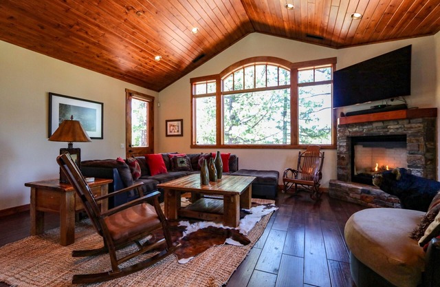 Graystone 2088 Elegant Large Mountain Home with Private Jacuzzi, Close to Eagle Lodge by RedAwning