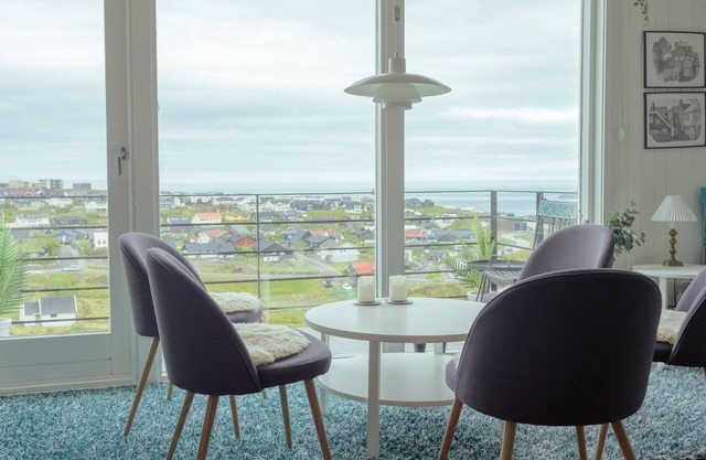Great 3 BR Loft Apt - Views-Free Parking