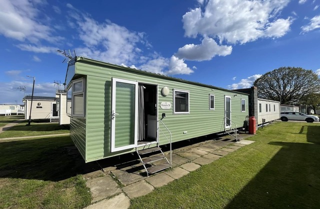 Great 8 berth caravan at Highfield Grange, Clacton-on-Sea ref 26214O