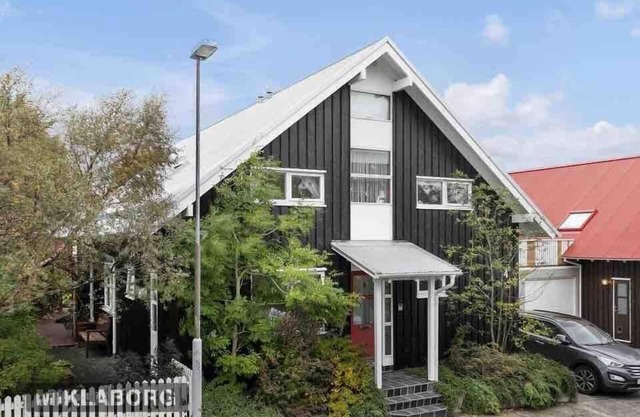 Great 8 person house, Reykjavik, free use of car!