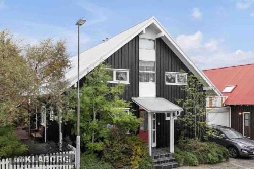 Great 8 person house Reykjavik free use of car!