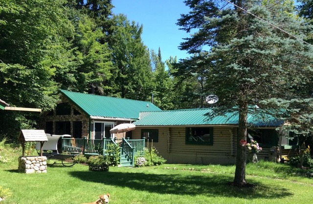 Great Adirondack waterfront cottage w/fireplace 10mins from Skiing!