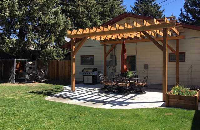 Great Back Yard, Minutes To Downtown, Quiet, Cozy, Clean & Pet-friendly!