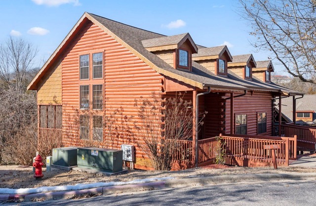 Great Cabin, Close to the Pool, Relaxing Views! 2 Minutes to Tanger Outlets!
