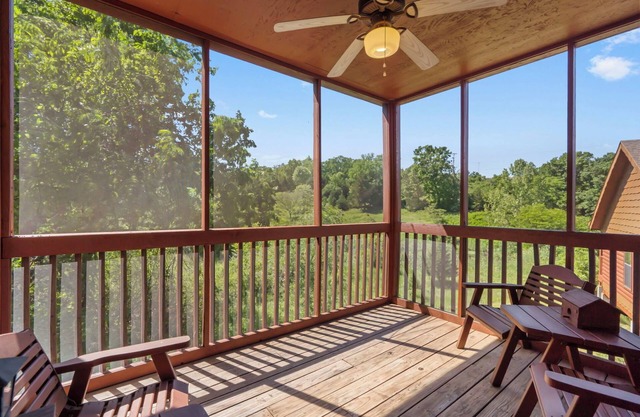 Great Family Cedar Cabin with Fireplace & Screened Deck just Minutes from Shows!