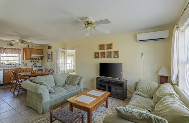 great for families, large yard, seeking 25-26 academic renters - 2400sf