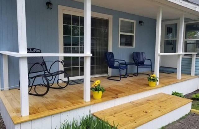 Great Front Porch with 3 Bedrooms and King Bed