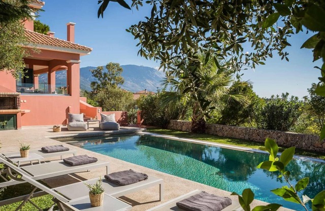 Great gardens, close to shops and tavernas.
