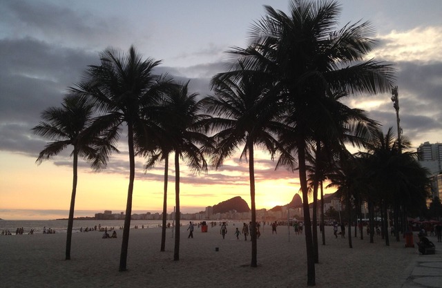 great holiday flat in Leme, Copacabana, with partial sea view from the 3 rooms