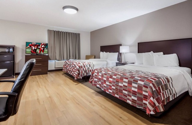 Great Hotel For The Price & Close To The Old Market! On-site Pool, Pet-Friendly!