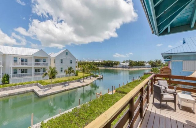 Great house and dock with close access to the Atlantic OceannVACA-23-415