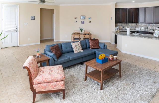 Great house in Cypress for families extended stay!