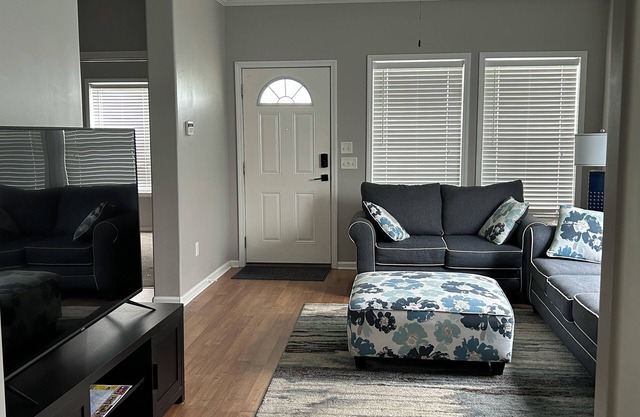 Great house in quiet neighborhood near many attractions! Minutes to New Orleans.