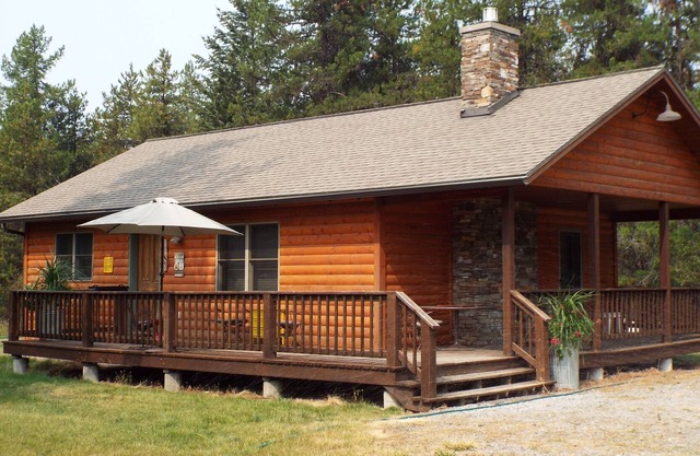 Great little cabin in woods.