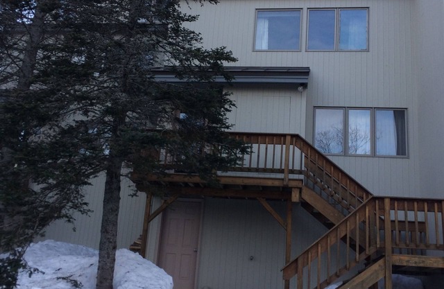 Great location - 3 bd, 2 bath Condo, Close to Trails & Village