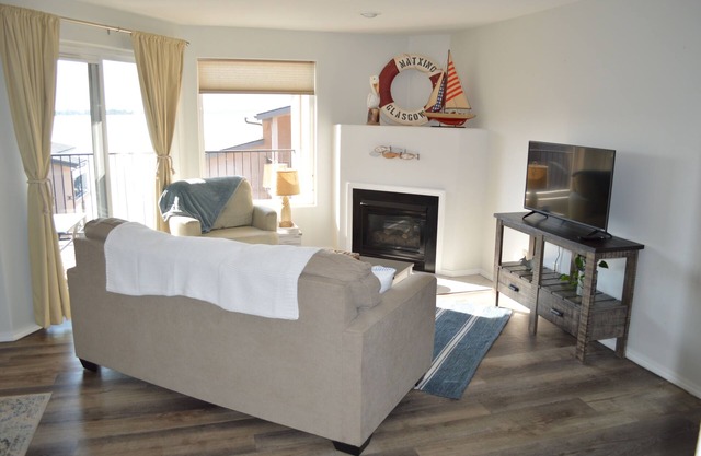 Great location! 2 Bed 2 Bath Condo on Moses Lake, fully furnished, close to I-90