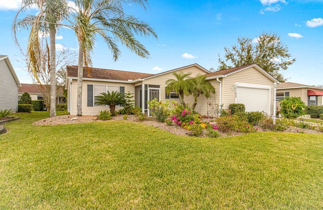 Great location between Sumter Landing/Spanish Springs. Golf cart included