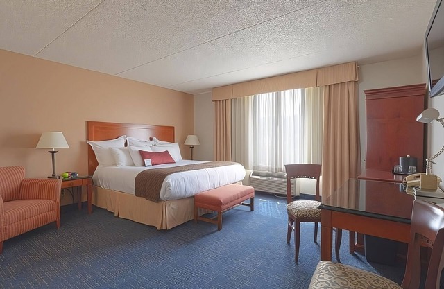 Great Location Near the Highway! Spacious Room w/King Bed, Large Window, Pool