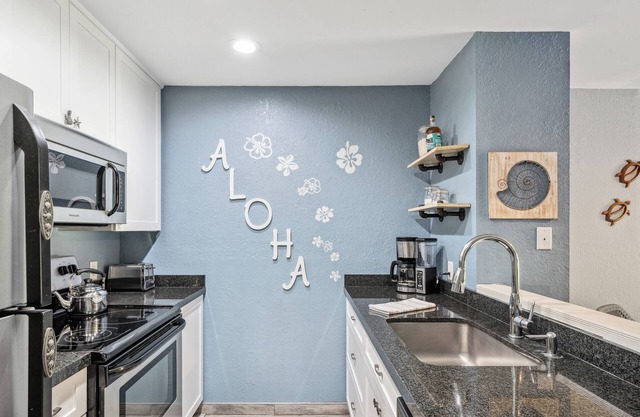 Great Location- Quiet Beach, Small Complex, Walk to Bars & Restaurants