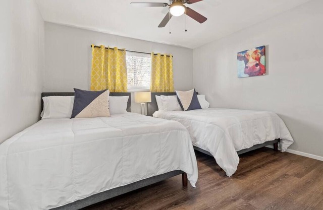 Great Location! Walk to AT&T stadium. Spacious with luxe beds
