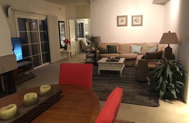 Great Scottsdale Location - Pool, Wifi, Fully furnished & more