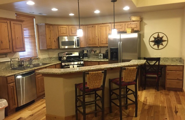 Great Ski Condo. 1 block from Park City Mountain Resort base