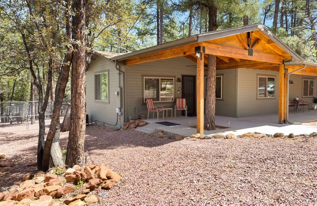 Green Elk Retreat Cabin, Cozy Cabin - large side yard with wildlife